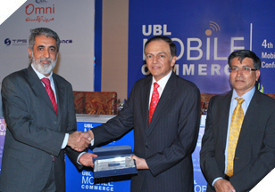 Mr. Imran Qurashi (President Access Group) receiving an accolade at the 4th International Mobile Commerce Conference.