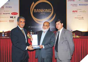 Mr. Imran Qurashi (President Access Group) receiving an award at the 8th International E-Banking Conference & Exhibition.