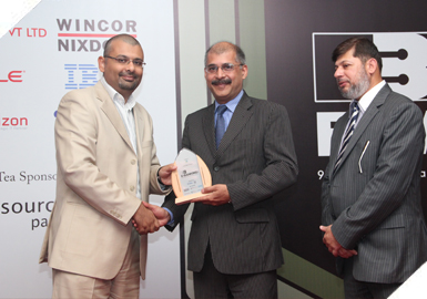 r. Owais Zaidi (COO Access Group) receiving an accolade at the 9th International E-Banking Conference & Exhibition 2011.